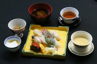 新鮮な旬の魚介を職人が一貫ずつ丁寧に握り上げた寿司を中心に、季節の小鉢を添えた御膳です。（握り寿司７貫、小鉢、茶碗蒸し、赤出汁、水物）