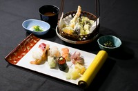 新鮮な旬の魚介を使用した握り寿司と、揚げたての天ぷらを一度に楽しめる御膳です。（握り寿司８貫、天ぷら盛り合わせ、小鉢、赤出汁、水物）