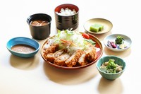 やわらかなロース肉を使用。衣はサクッと香ばしく、噛むほどにジューシーな旨みが広がります。
（とんかつ、季節の小鉢、赤出し、白飯、水物）
