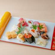 北海道産を中心にその時期にもっとも旨みを増す食材を厳選。鮮度抜群のネタに合わせるのは、道産米を使用した赤シャリです。カウンターに座れば華麗なパフォーマンスを眺められ、より一層おいしさが増します。