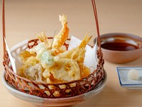 新鮮野菜と魚介を贅沢に味わう『天ぷら盛合せ』
