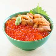 オホーツク海産いくらの醤油漬と雲丹がたっぷり乗った贅沢な一品です。