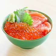 オホーツク海産いくらの醤油漬と北海道知内サーモンがたっぷり乗った贅沢な一品です。