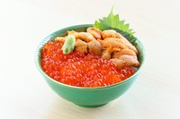 オホーツク海産いくらの醤油漬と雲丹がたっぷり乗った贅沢な一品です。
