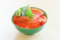 オホーツク海産いくらの醤油漬と北海道知内サーモンがたっぷり乗った贅沢な一品です。
