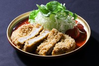 やわらかなロース肉を使用。衣はサクッと香ばしく、噛むほどにジューシーな旨みが広がります。