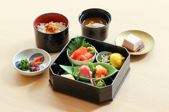 あの天才棋士も舌鼓！海の幸満載の『海鮮丼』