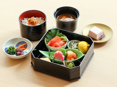 あの天才棋士も舌鼓！海の幸満載の『海鮮丼』