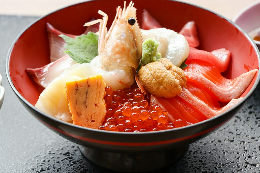 あの天才棋士も舌鼓!海の幸満載の『海鮮丼』