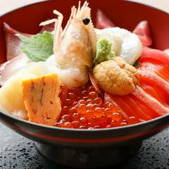 あの天才棋士も舌鼓！海の幸満載の『海鮮丼』
