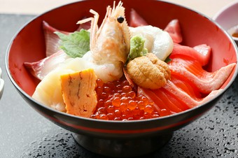 あの天才棋士も舌鼓！海の幸満載の『海鮮丼』