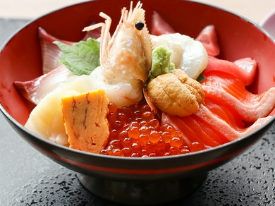 あの天才棋士も舌鼓！海の幸満載の『海鮮丼』