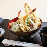 蝦夷鮑、穴子、海老などの豪華な海の幸に、季節の野菜を添えた贅沢な一杯。素材の旨みを存分に味わえる逸品を、ぜひご堪能ください。