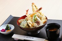 蝦夷鮑、穴子、海老などの豪華な海の幸に、季節の野菜を添えた贅沢な一杯。素材の旨みを存分に味わえる逸品を、ぜひご堪能ください。