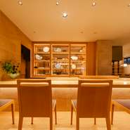 【花月会館　料亭かぶと】のルーツは、今から100年以上前の明治時代にさかのぼります。飾り棚に並ぶのは、それぞれの時代を彩ってきた器の数々。さりげなく提供される器の一つ一つに歴史の重みを感じます。