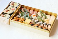 （にぎり寿司32貫＋五目太巻寿司）
※＋1,190円（税込）で海鮮太巻寿司に変更可能。
※前日までに要予約。