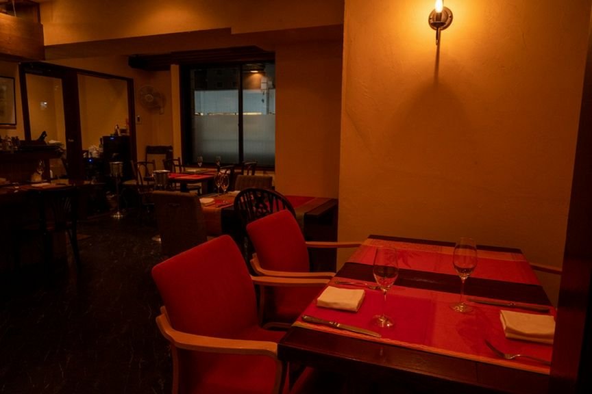 大人の雰囲気漂う店内は、非日常を味わえるモダンな空間