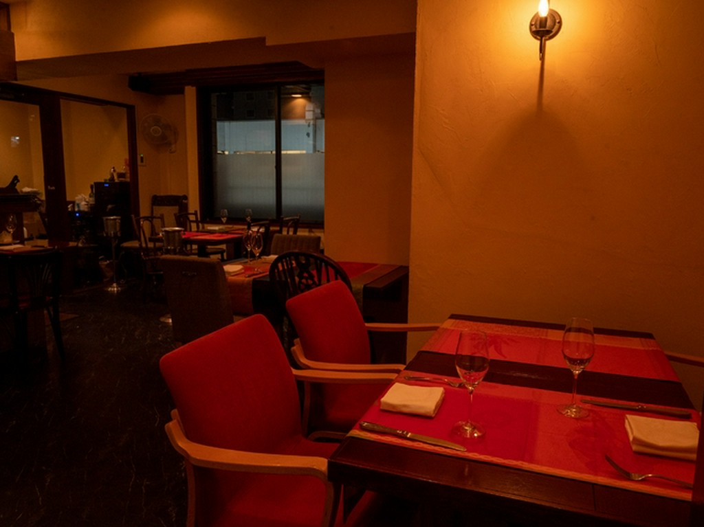 大人の雰囲気漂う店内は、非日常を味わえるモダンな空間