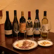 ワインソムリエとしての知識豊富なオーナーが厳選したワインと、旬の食材を使った料理のマリアージュ。特別な日を彩り豊かにお祝いしてみてはいかが。大切な人との記念日やお祝いのお席にもオススメの一軒です。