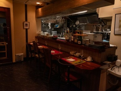 落ち着きのあるカウンター席で、ワイン片手に大人のデート