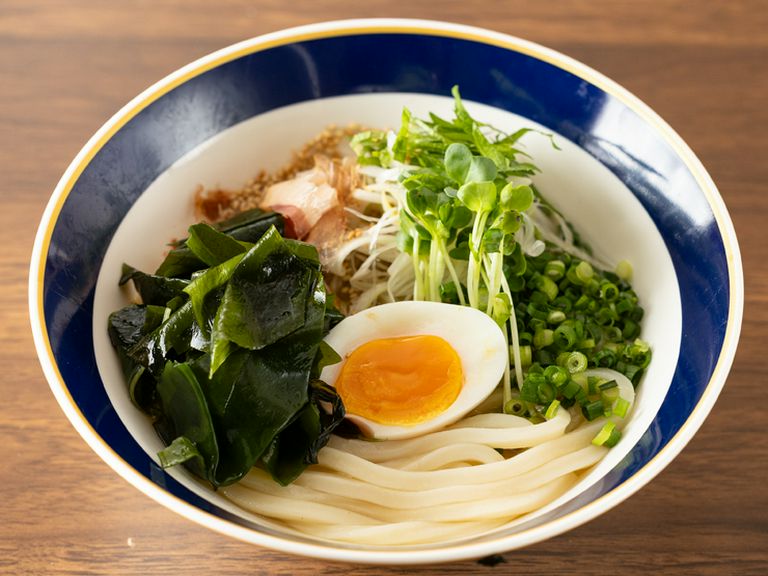 冷やし薬味たっぷり肉厚わかめうどん