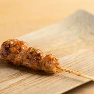 鶏もも肉と鴨肉のミンチに、キャベツを絶妙なバランスで混ぜ込んだ逸品。キャベツは千切りとみじん切りの二つの食感が楽しめ、その甘さが鴨肉のジューシーな旨みをいっそう引き立てます。