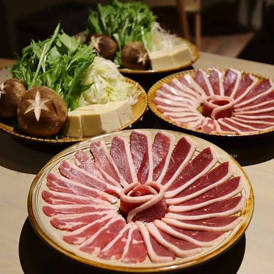 ＜仅限2楼座位＞【附自助饮品】◎超人气◎鸭肉火锅套餐◆除了鸭肉火锅外，还有烤鸡和烤鸡肉串等豪华套餐