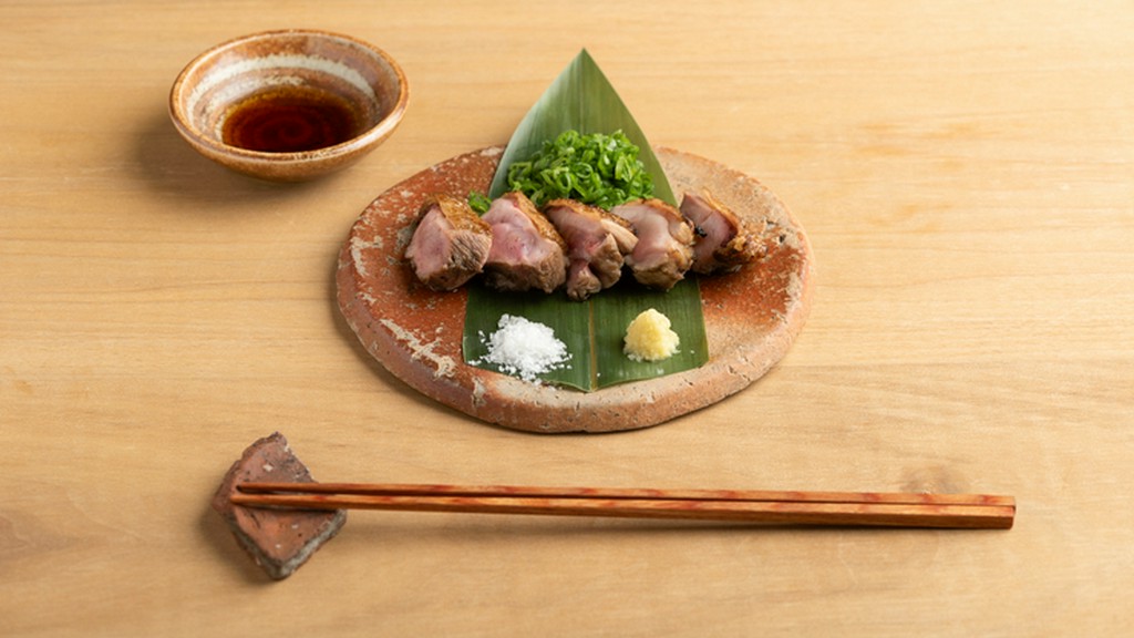 本店の味に近づけるよう、繊細な火加減で仕上げる『鶏のたたき』