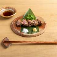 高級焼鳥店【吾一】でも人気メニューの『鶏のたたき』。店で出せるようになるまで何度もテストがあり、熟練の職人のみが提供を許されるんだとか。おいしさはもちろん、焼き手の技術が光る逸品です。