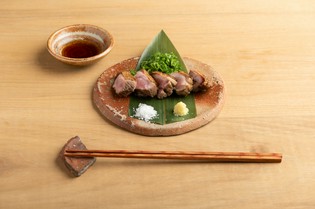 本店の味に近づけるよう、繊細な火加減で仕上げる『鶏のたたき』
