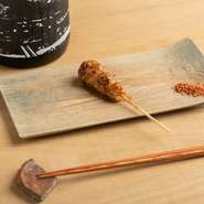 柔らかくジューシーな肉質が特徴の若鶏を使用。食べ飽きることのないその旨みは、職人の手によってさらに引き立てられます。焼鳥をはじめとした多彩な料理で、その魅力を思う存分堪能して。