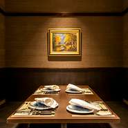 目の前で繰り広げられる鉄板料理を五感で堪能し、会話を楽しむひとときとともに、臨場感溢れる料理の魅力をお楽しみいただけます。また、会食や接待にぴったりな完全個室も完備しております。