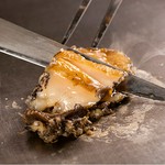 当店自慢の一品料理、素材を活かした料理と、職人が丁寧に焼き上げる黒毛和牛赤身肉をお愉しみいただけます。