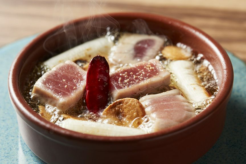 半熟具合が絶品。まぐろのアヒージョ