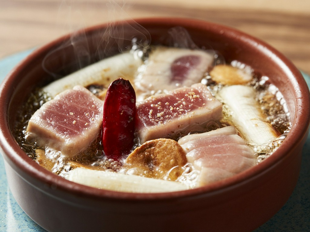 半熟具合が絶品。まぐろのアヒージョ