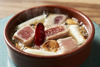 半熟具合が絶品。まぐろのアヒージョ