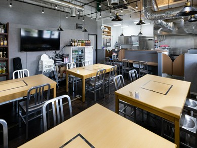 二人の会話も自然と弾む、カジュアルな雰囲気が魅力