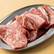 焼肉の王道カルビ。きめ細かな霜が入った和牛上カルビを、リーズナブルな価格で堪能できます。