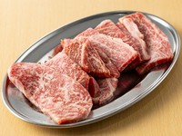 焼肉の王道カルビ。きめ細かな霜が入った和牛上カルビを、リーズナブルな価格で堪能できます。