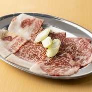 サシの入ったA5サーロインで楽しむ、焼すき。こだわりのスタイルで、厳選部位がさらに味わい深く楽しめます。