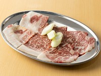 サシの入ったA5サーロインで楽しむ、焼すき。こだわりのスタイルで、厳選部位がさらに味わい深く楽しめます。