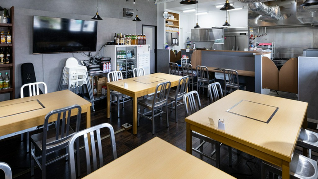 オープンキッチンで一体感のある店内。アットホームさも魅力