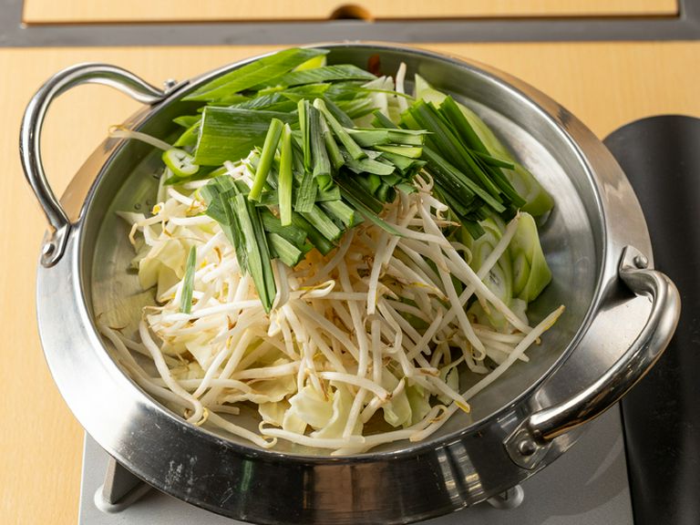 下関仕込みの味を横浜で『無水ホルモン鉄板鍋』