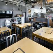 笑みと会話が絶えない、賑やかな雰囲気もまたお店の魅力。オープンキッチン越しに眺める、お客様の笑顔や、おいしそうに肉やホルモンを頬張る姿は、スタッフにとってのやり甲斐に繋がっているとのこと。