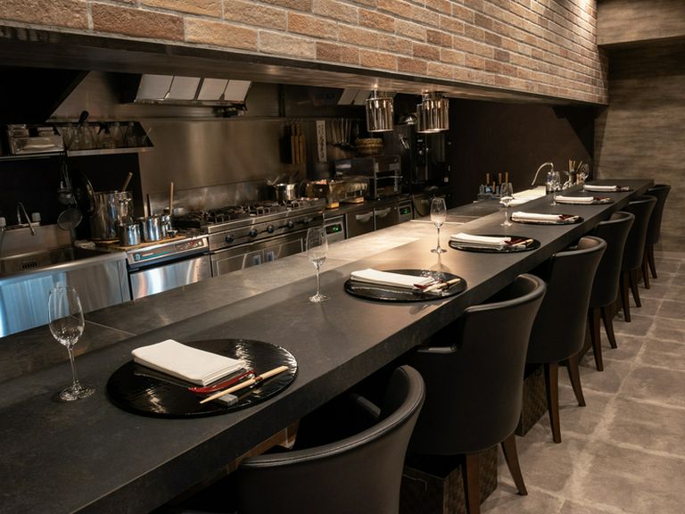 スタイリッシュでモダン。ライブ感のあるオープンキッチン