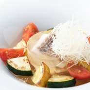 和食の礎となる魚介類や野菜は、全国各地からその季節のおすすめを厳選。その最高級の食材を活かし、食材の多面性を五感で感じる“和の心をベースとした料理”を、心ゆくまで楽しめます。

