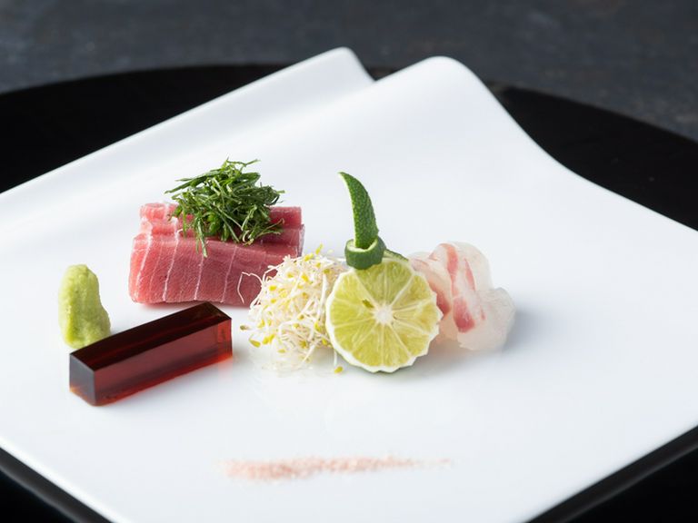 季節の鮮魚をお造りで『すだちと塩　醤油ジュレと山葵にて』