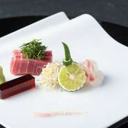 2種類の鮮魚を別々の食べ方で...。お醤油につけて食べるのではなく、出汁醤油でつくったジュレをお好みの量で取り分け、山葵とお口の中でマリアージュ。