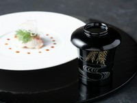 写真手前右。流水で澤と柳を輪島塗りの沈金技法で表現した、オリジナルのお椀を使用しています。