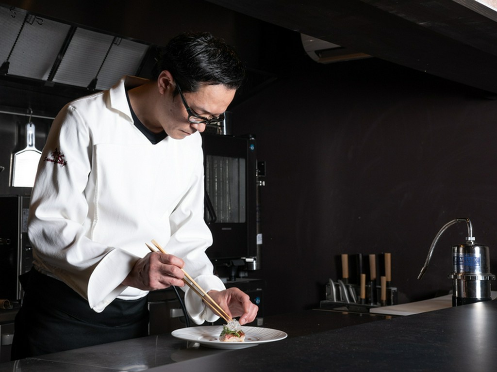 空間とサービスの充実。カウンター越しの臨場感も醍醐味